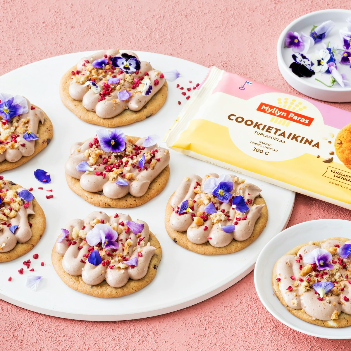 Crumble cookies suklaamoussella