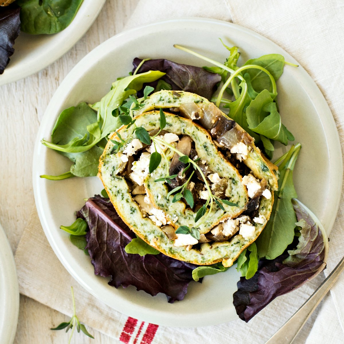 Feta-sienitäytteinen pinaattimunakasrulla