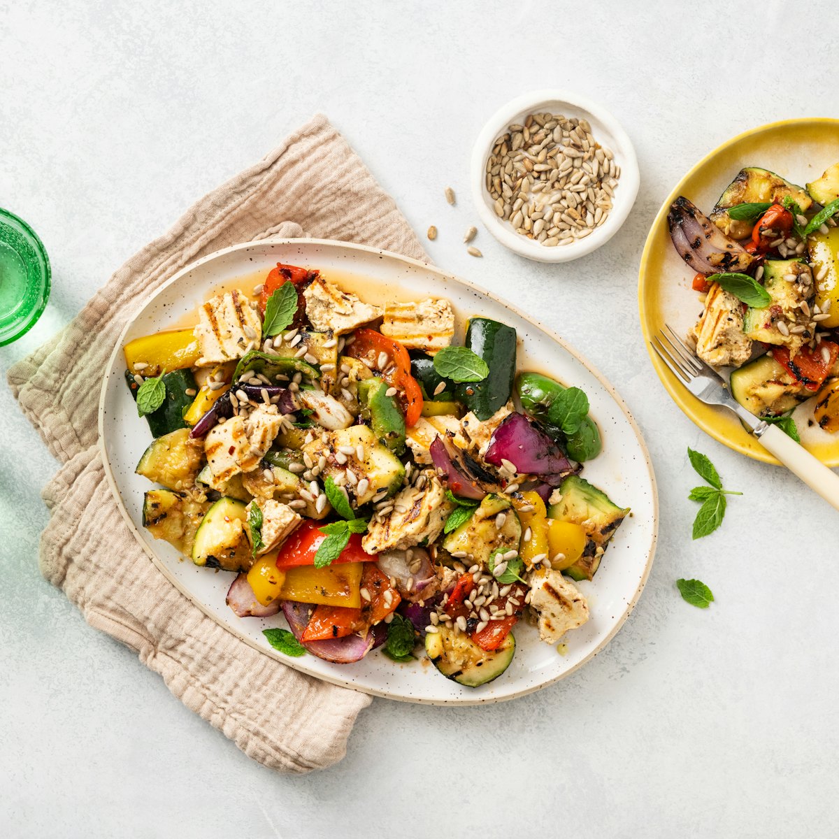 Grillattu tofu-kesäkurpitsasalaatti