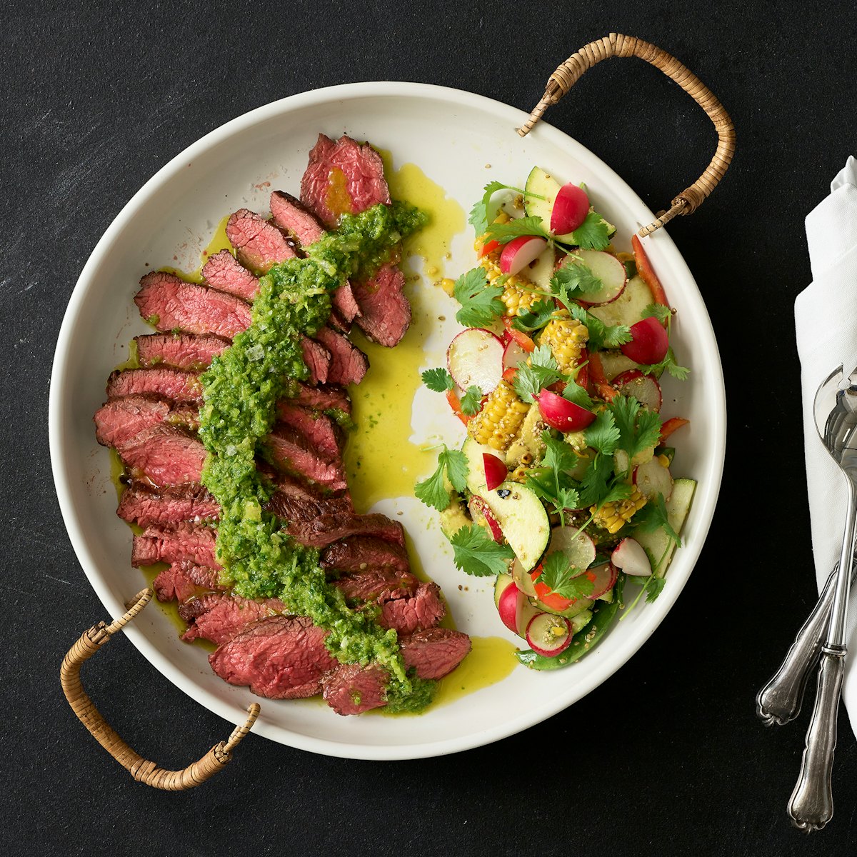Naudan Denver Steak, maissisalaatti ja chimichurri