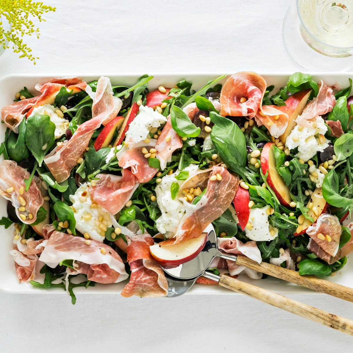 Nektariini-mozzarellasalaatti